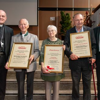 Bischof Ivo Muser, Karl Fink, Maria Cavagna, Josef Stricker und Generalvikar Eugen Runggaldier (von links).