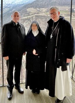 Bischof Muser und Äbtissin Sr. Maria Ancilla Hohenegger mit dem Abt des Stiftes Heiligenkreuz, Maximilian Heim (rechts). Foto: © P. Karl Wallner