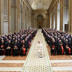 Il Santo Padre con i circa 220 vescovi delle diocesi italiane nel Palazzo apostolico. Foto: Vatican Media.