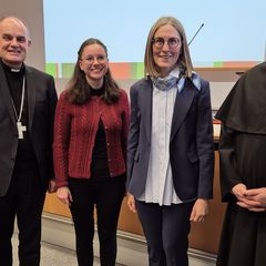 Il vescovo Ivo Muser e il preside dello STA p. Martin Lintner hanno consegnato i diplomi. Nella foto, il conferimento a Martina Winterholer e Judith Sitzmann (a destra)