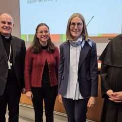 Bischof Ivo Muser und Dekan Martin M. Lintner verliehen die Abschlussdiplome an Absolventinnen des vergangenen Jahres: Im Bild mit Martina Winterholer und Judith Sitzmann (rechts)