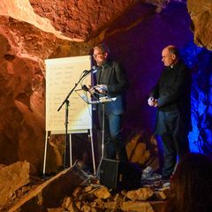 Unter den Gästen beim Poetry Slam im Bunker waren auch Landeshauptmann Arno Kompatscher (links) und Bischof Ivo Muser. Foto: Brigitte Hofmann Demetz.