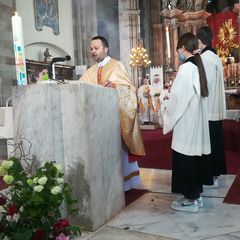 Unter den Konzelebranten des Ostergottesdienstes war der griechisch-katholische Priester Vasyl Demchuk aus Lemberg in der Ukraine, der seit Jahren in Südtirol lebt