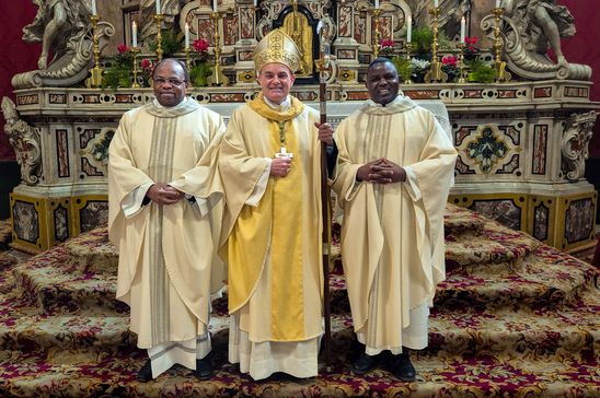 Tumaini Ngonyani (a sinistra) e Kizito Yves Menanga con il vescovo Ivo Muser.