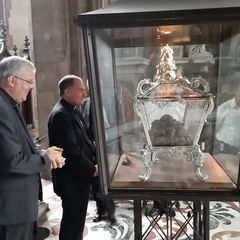 Don Michele Tomasi und Bischof Muser vor den Reliquien des Seligen Heinrich im Bozner Dom. Der Selige stammte aus Bozen und wirkte später in Treviso.