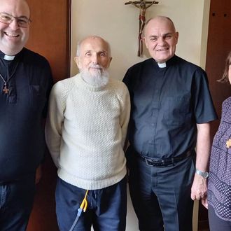 Eine besondere Begegnung im Provinzhaus der Comboni-Missionare  in Lima (von links): Bischofssekretär Michael Horrer, P. Lino Eccher, Bischof Ivo Muser und die Leiterin des Missionsamtes, Irene Obexer. 