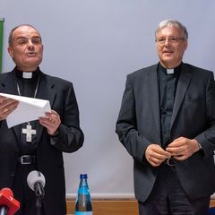 Bischof Muser verliest das Schreiben der apostolischen Nuntiatur.