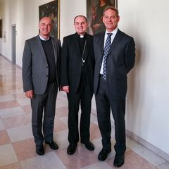 Von links: Alt-Dekan Ulrich Fistill, Bischof Ivo Muser und Alexander Notdurfter, der neue Dekan an der PTH