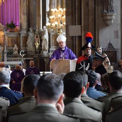 Vescovo Ivo Muser con le Forze dell'ordine nel duomo di Bolzano.