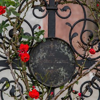 Schmiedeisernes Kreuz am Friedhof von St. Pauls