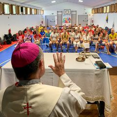 Bischof Ivo Muser unterhält sich mit den Jugendlichen aus Südtirol.