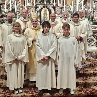 Celebrazione della Veglia pasquale con due battesimi di adulti e una prima comunione.